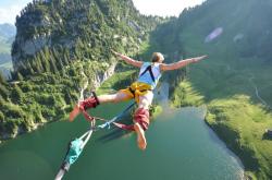 爱游戏大厅-卡马文加中场爆发引领塞内加尔风暴，非洲雄狮完胜拜仁的战术启示