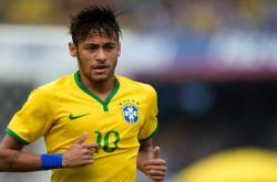 爱游戏入口-绿茵与硬木的平行叙事，当意甲焦点战遇见深圳加时擒狼