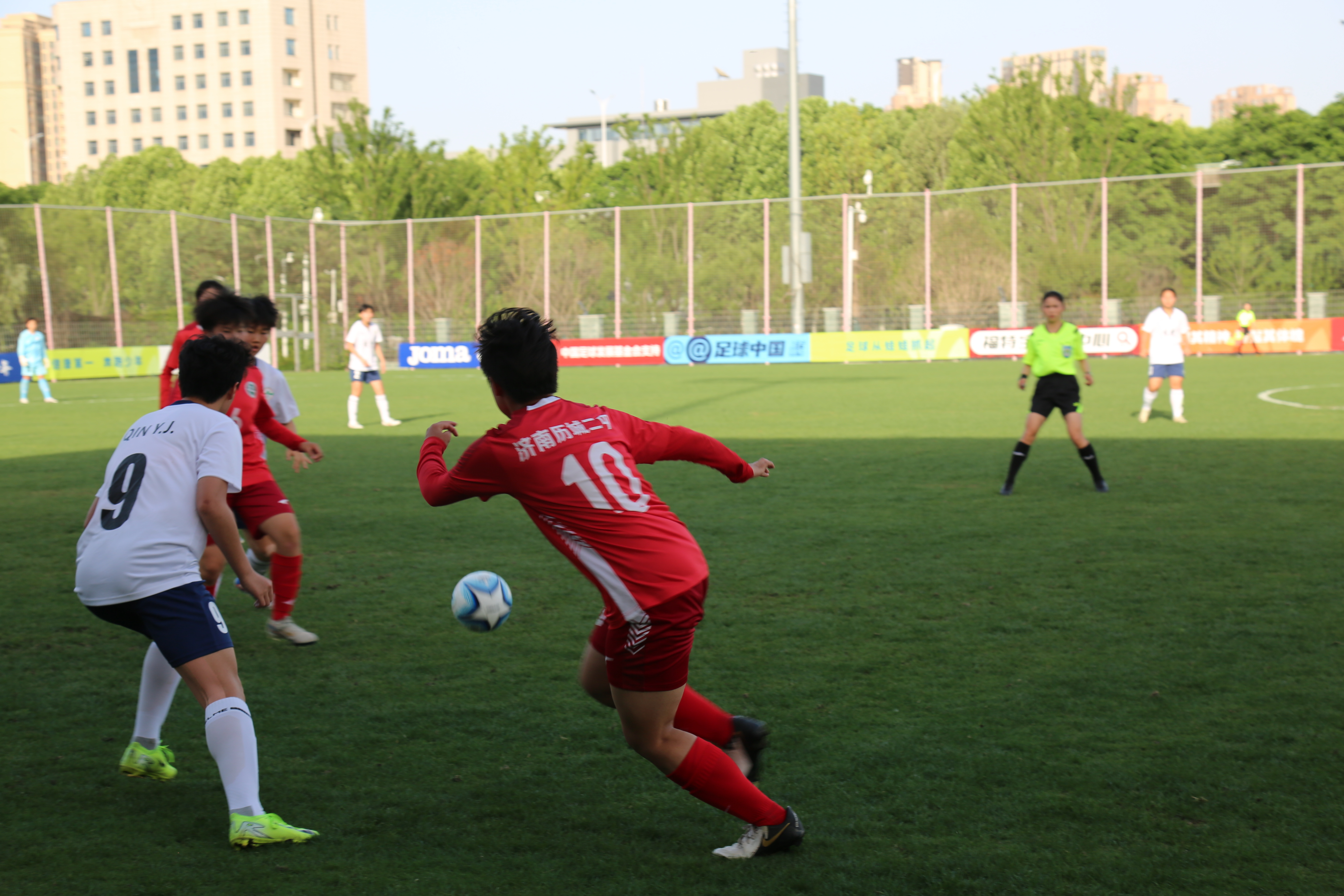 本季足球场上精彩继续，球员技术提升明显的简单介绍