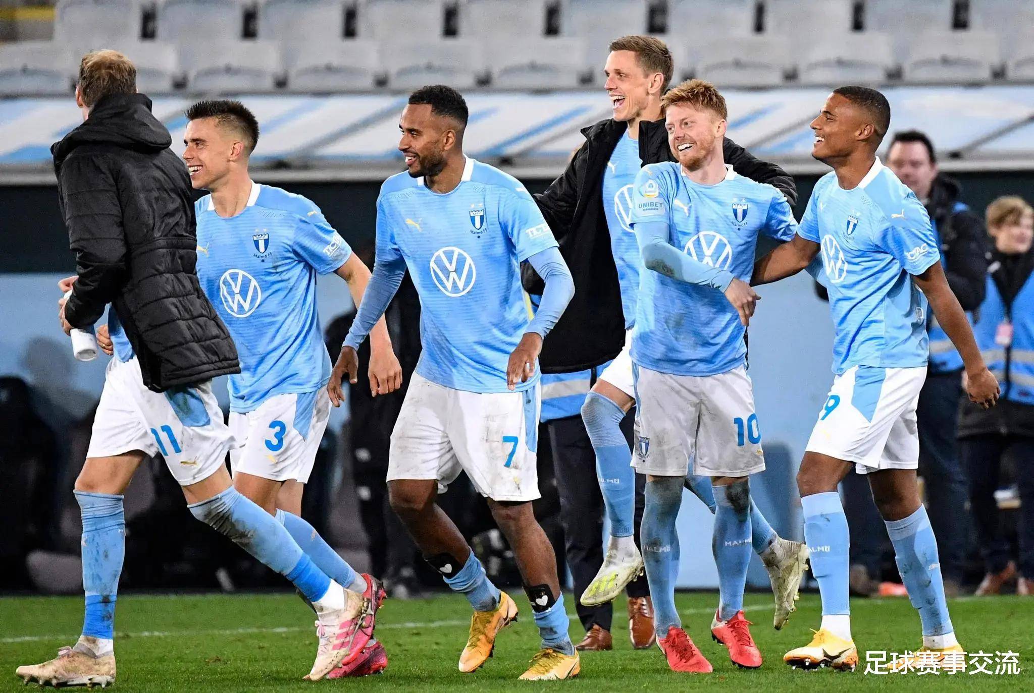 足球比赛中引人入胜的战术对抗，两队实力对阵