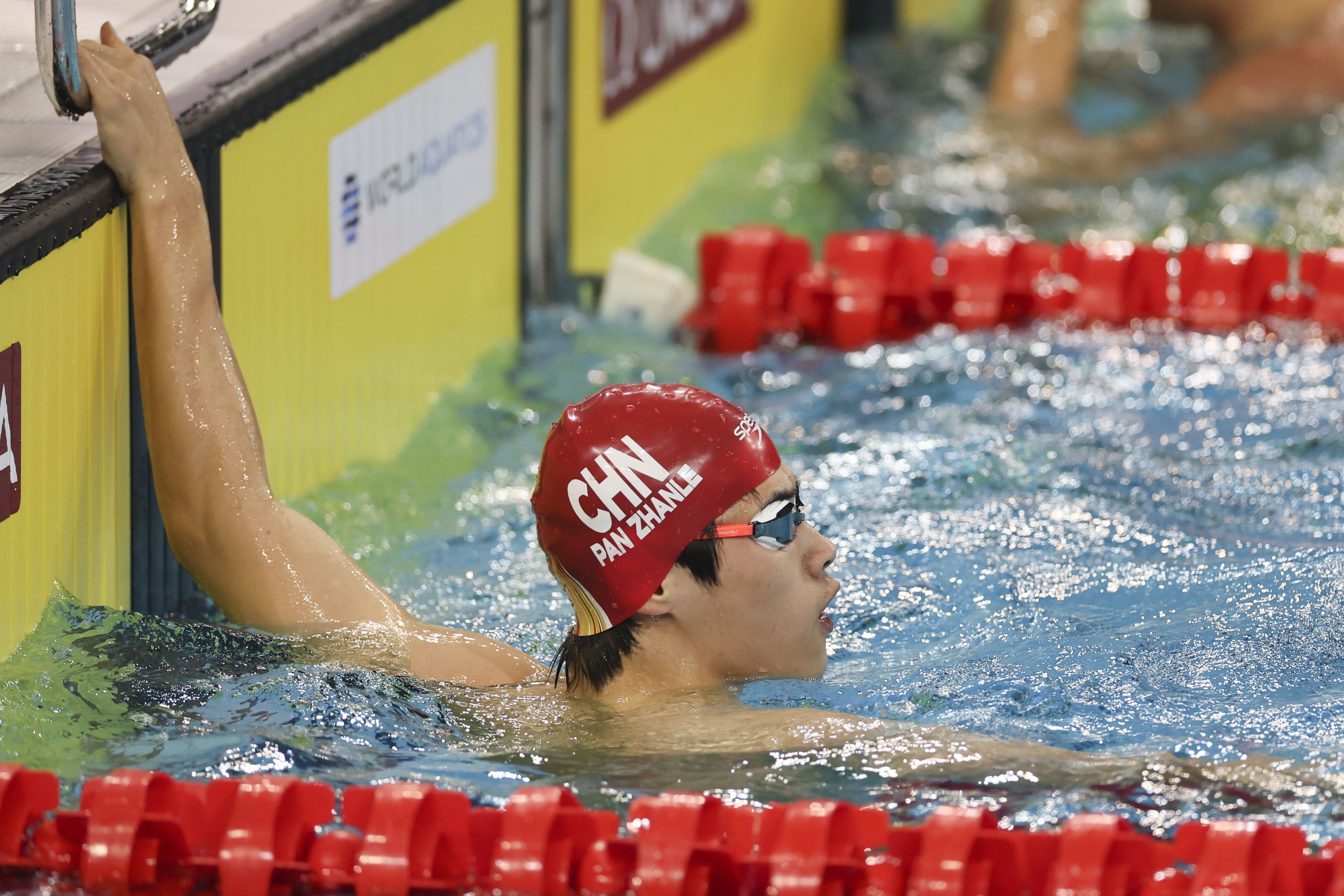 加拿大游泳选手在自由泳比赛中成功卫冕