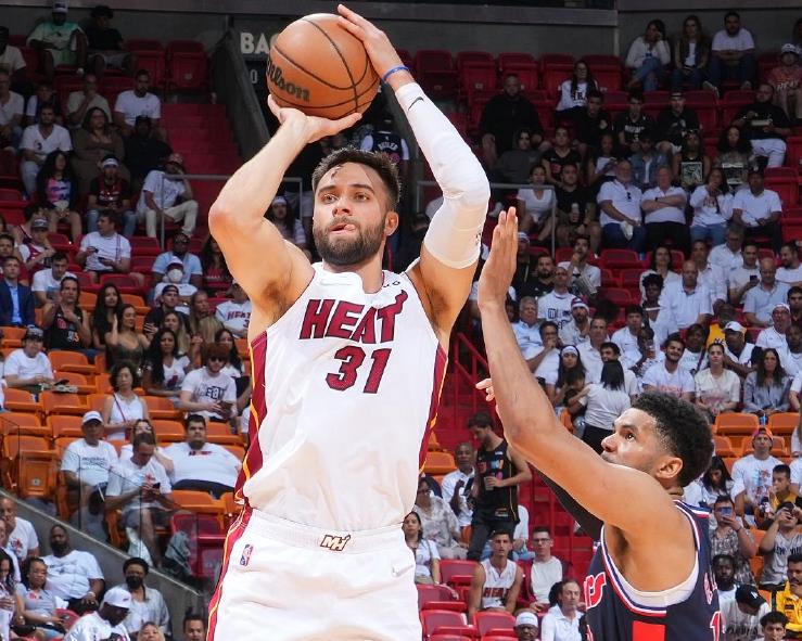 包含不伦瑞克主场大胜，取得关键胜利的词条