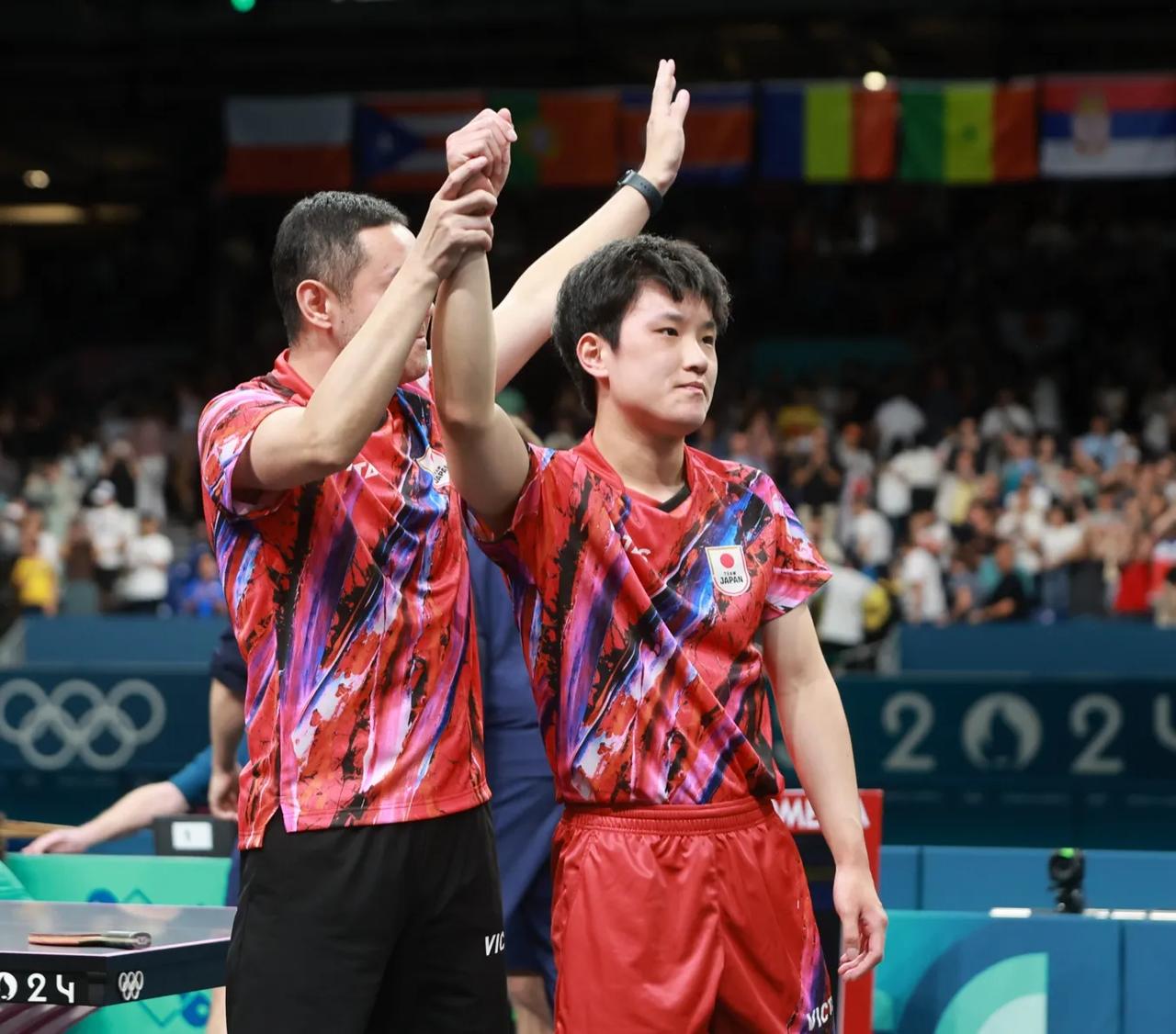 关于中国乒乓球队险胜德国乒乓球队，张本智和完成帽子戏法的信息