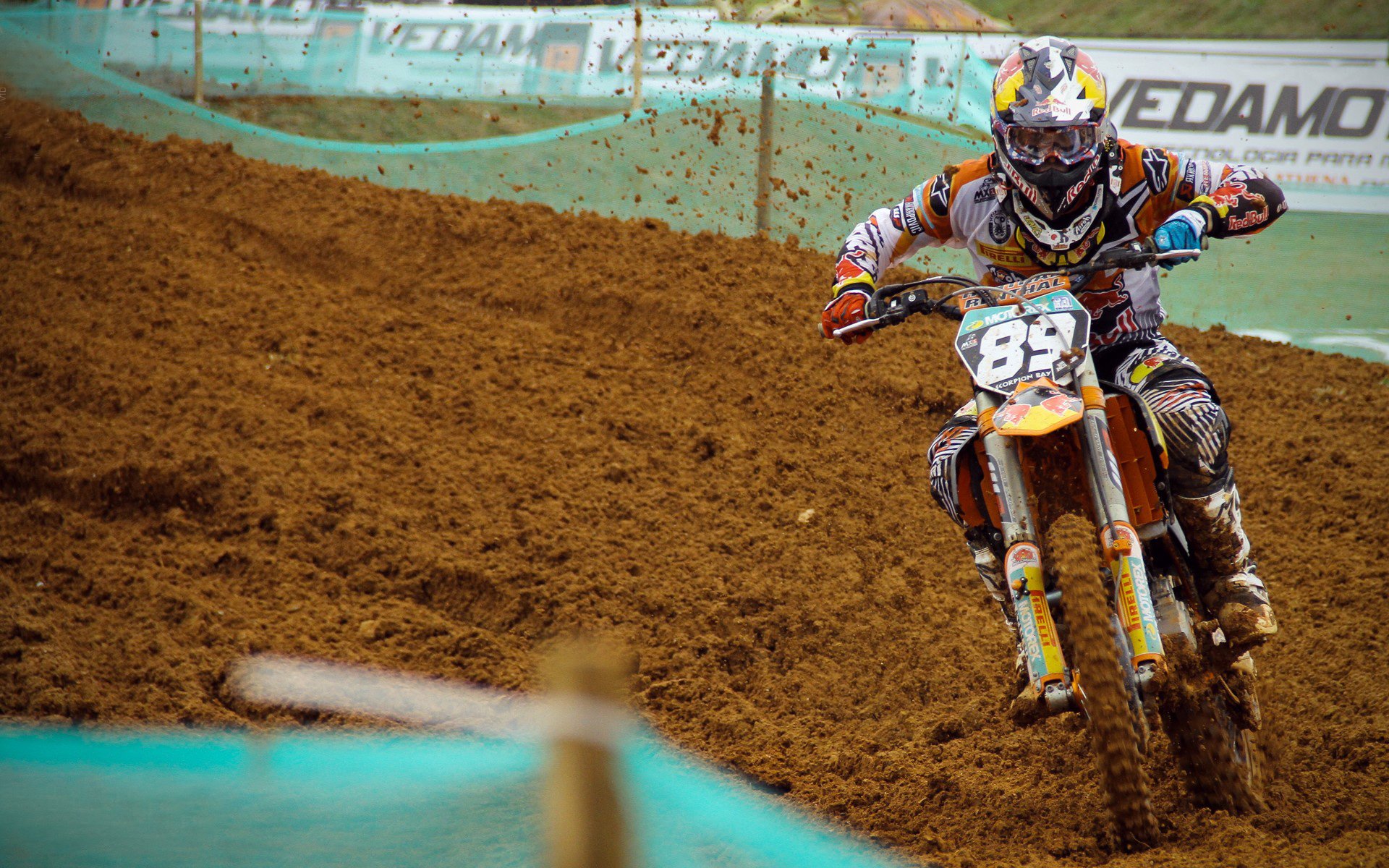 篮球世界的双重奏,上海狂胜书写新章,爱德华兹生死战封神