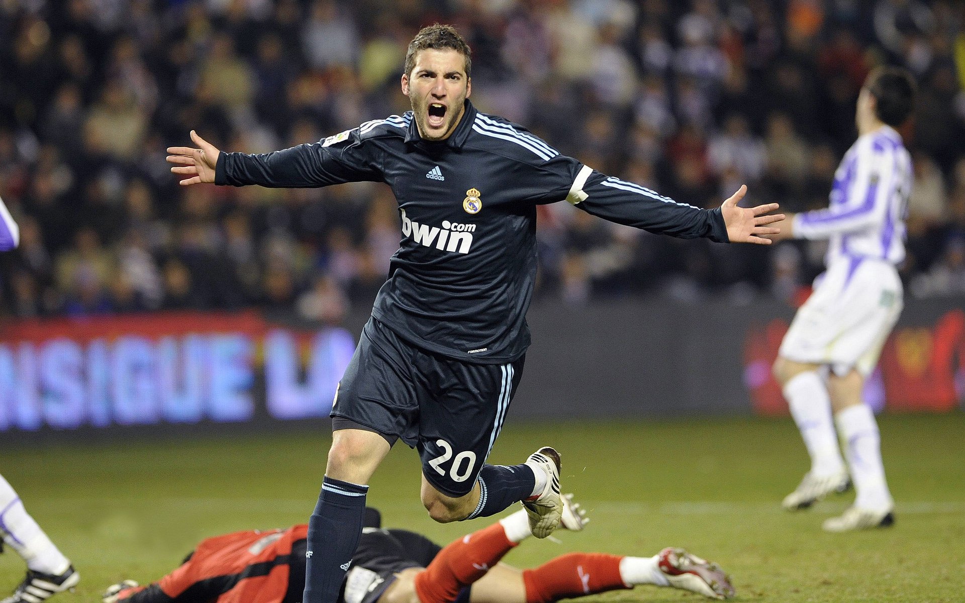 赛道与绿茵的跨界交响,F1揭幕战之夜,苏亚雷斯数据全面爆炸